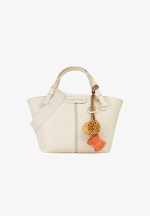 Borsa a mano Valentino color crema con due manici, tracolla larga e nappe decorative arancioni e gialle che pendono da un manico.