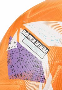 Officialna lopta La Lige za sezonu 2024/2025, sa narančastom površinom koja ima teksturirane uzorke i ljubičastim, bijelim i plavim akcentima.