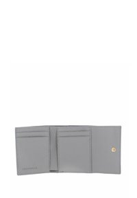 Portefeuille trifold en cuir gris ouvert, montrant plusieurs emplacements pour cartes, une fermeture à bouton-pression, et le nom de la marque "COCCINELLE" embossé à l'intérieur.