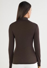 Brauner langärmeliger Oberteil aus einem glatten, elastischen Stoff. Hat einen hohen Kragen und eine figurbetonte Silhouette mit einer leichten Textur.