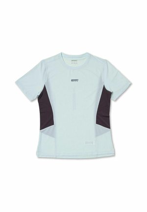 Tričko s krátkym rukávom v svetlomodrej farbe s tmavosivými akcentmi. Má priedušný materiál a priliehavý strih s detailom loga.