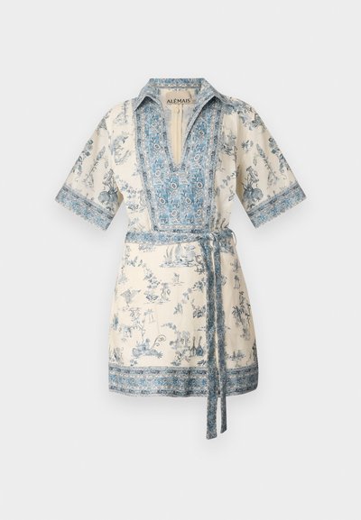 Kratka bombažna obleka s ovratnikom, modrim cvetličnim vzorcem in pasom za zavezovanje. Ima kratke rokave in teksturiran robni vzorec.