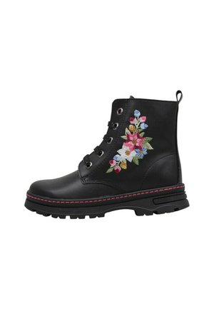 Botín de cuero negro con cordones, bordado floral colorido en el lateral y costuras rosas a lo largo de la suela.