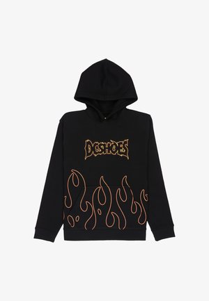 Zwarte hoodie met gele "DC SHOES"-tekst op de borst en oranje vlammenprints aan de onderkant aan de voorkant. Geen zichtbare mensen.
