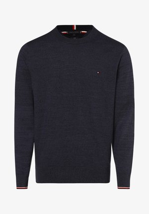 Maglione blu scuro realizzato in tessuto a maglia. Presenta un collo rotondo, maniche lunghe e un piccolo logo sul petto con dettagli rossi e bianchi sui polsini.