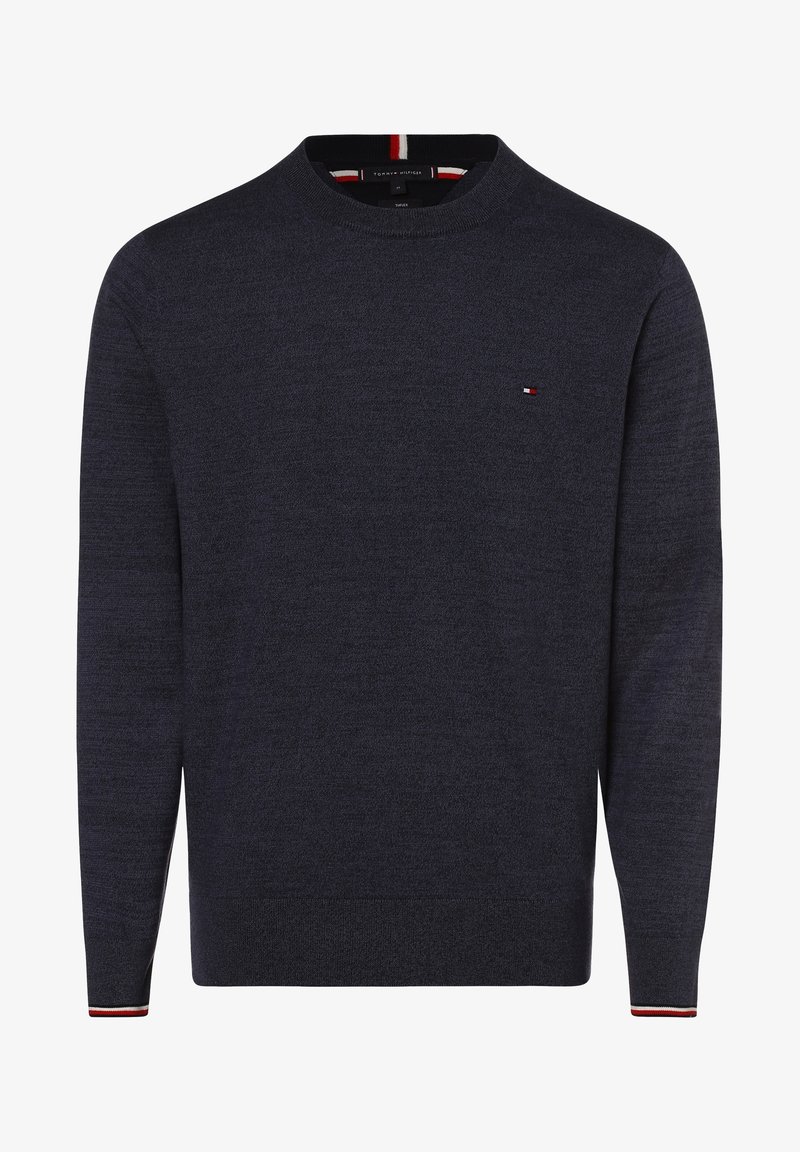 Maglione blu scuro realizzato in tessuto a maglia. Presenta un collo rotondo, maniche lunghe e un piccolo logo sul petto con dettagli rossi e bianchi sui polsini.