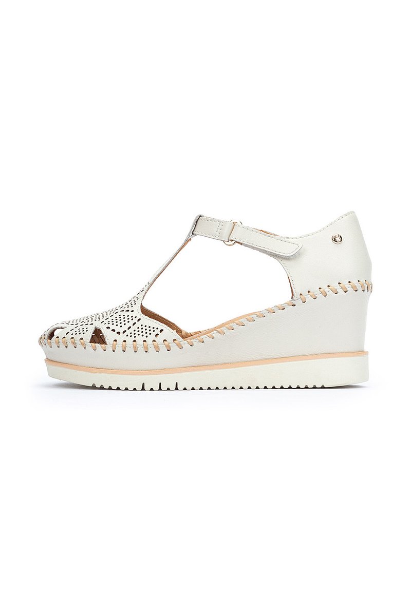 Sandali wedge bianchi con tomaia in pelle perforata, cinturino regolabile e cuciture a contrasto. Presentano una suola texturizzata per una buona presa.