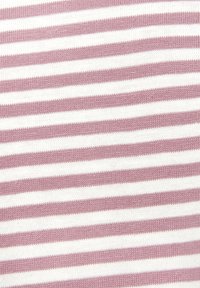 Βαμβακερό ύφασμα με εναλλασσόμενες οριζόντιες ρίγες σε ανοιχτό ροζ και λευκό, με ομαλή υφή και συνεπή υφαντό μοτίβο.