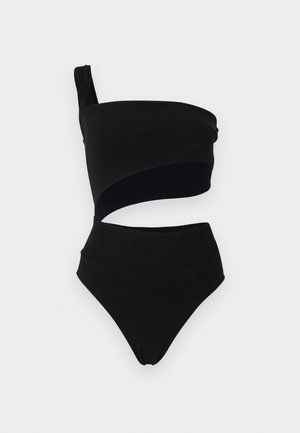 Μαύρο ολόσωμο μαγιό με έναν ώμο και ανοίγματα, με ψηλόμεσο κάτω μέρος, σε λευκό φόντο.