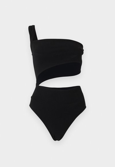 Μαύρο ολόσωμο μαγιό με έναν ώμο και ανοίγματα, με ψηλόμεσο κάτω μέρος, σε λευκό φόντο.