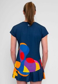 Vestido de mujer en azul marino, con un colorido patrón abstracto de naranja, rojo, púrpura y azul; mangas cortas y falda acampanada.