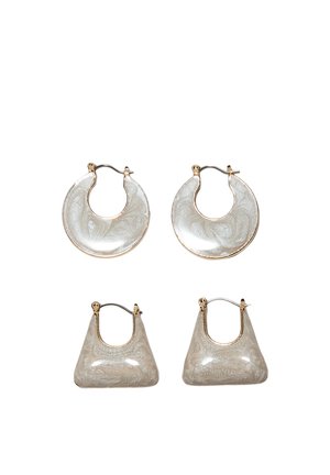 To par marmoriserede harpiks øreringe, den ene rund og den anden trekantet, hver med guldfarvede metalbeslag på en hvid baggrund.