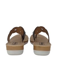 Sandali marroni con una cinghia testurizzata, suola in legno e suola in gomma bianca. La vista posteriore mostra ritagli curvi nel design della cinghia.