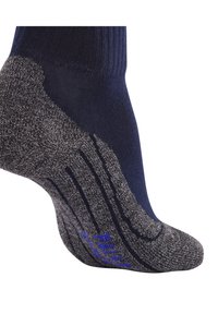 Calcetín azul marino con el talón y la puntera texturizados en gris oscuro, con rayas en relieve y letras azules en el lateral. Fabricado con material de punto suave.