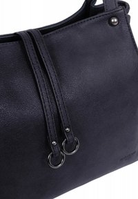 Sac à main en cuir noir avec une finition texturée, doté de deux poignées fines fixées par des anneaux en argent et d'un design lisse et structuré.