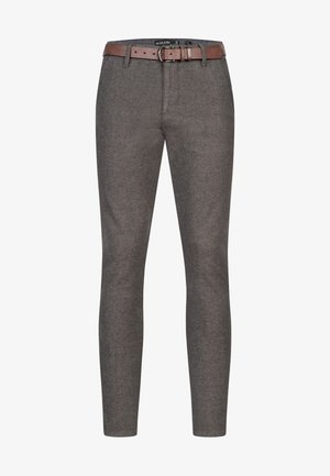 Grijze broeken gemaakt van gestructureerde stof, met een bruine leren riem en een slim-fit ontwerp met een tailleband en voorkezen.