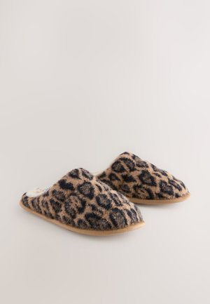 Hausschuhe mit Leopardenmuster, einer flauschigen Textiloberfläche, weichem Innenfutter und einer flachen, flexiblen Sohle. Farbpalette enthält Beige und Dunkelbraun.