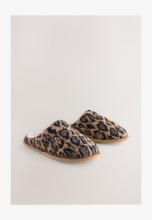Chaussons en imprimé léopard avec une surface en textile duveteux, un intérieur doux et une semelle plate et flexible. Palette de couleurs comprenant beige et brun foncé.