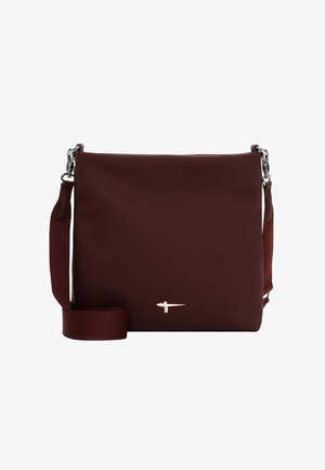 Burgunderfarvet skuldertaske i læder med fladt design, justerbar rem og minimalistisk guldfarvet logoaccent på forsiden.