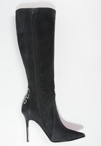 Bota de ante negra hasta la rodilla con punta afilada, cremallera metálica lateral y detalles en el tacón con ojales. Textura suave en toda la bota.