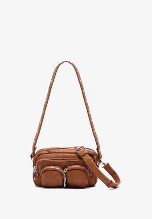 Borsa a tracolla in pelle marrone con due tasche frontali con zip, tracolla regolabile e accessori in argento. Texture morbida e design compatto.