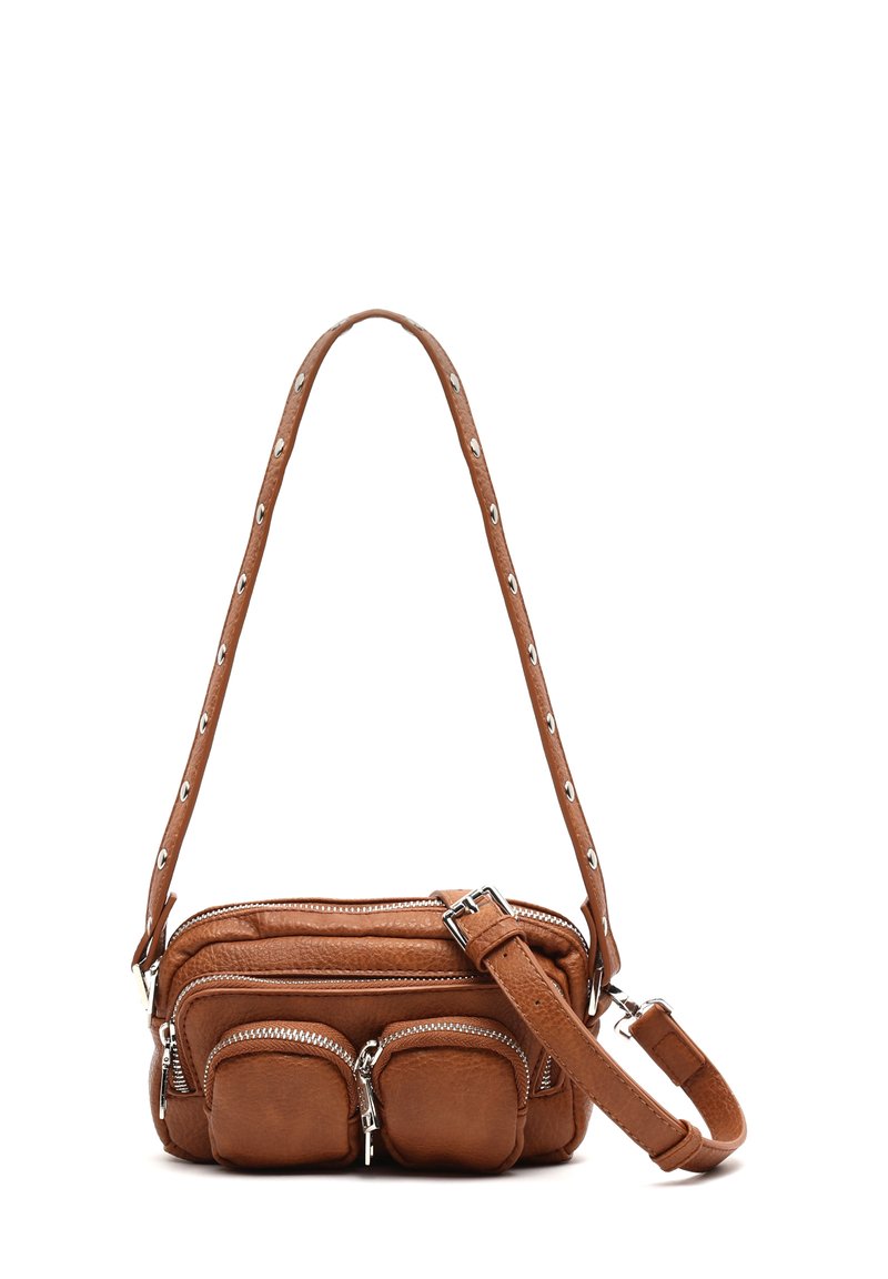 Sac en cuir marron porté en bandoulière avec deux poches zippées à l'avant, sangle ajustable et garnitures en argent. Texture douce et design compact.
