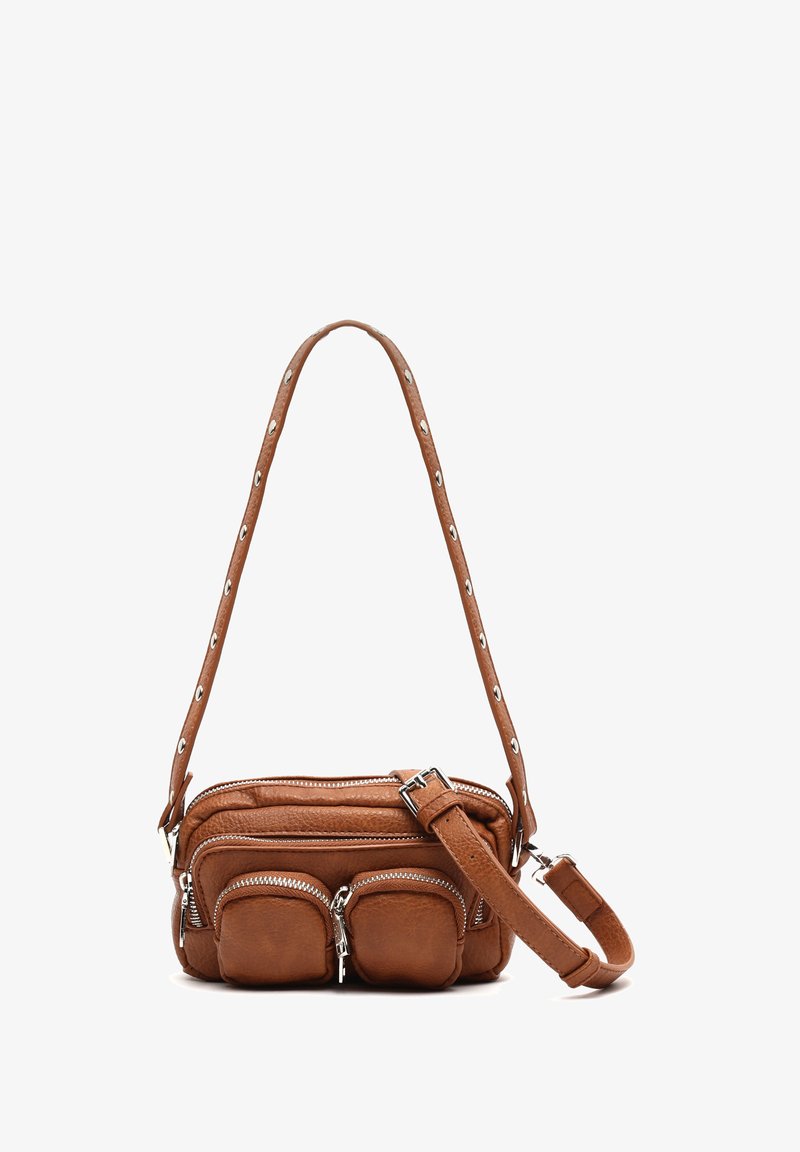 Borsa a tracolla in pelle marrone con due tasche frontali con zip, tracolla regolabile e accessori in argento. Texture morbida e design compatto.
