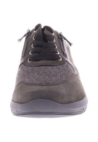 Graue Sneaker mit Wildleder- und reptilbedruckten Akzenten, ausgestattet mit schwarzen Schnürsenkeln und seitlichen Reißverschlüssen. Die Sohle ist für Komfort und Griffigkeit geformt.