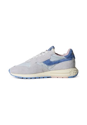Sneaker in camoscio grigio chiaro e blu con chiusura frontale con lacci, suola intermedia color crema e suola esterna blu strutturata, vista da sinistra su sfondo bianco.