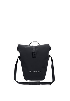 Schwarzer roll-top wasserdichter Rucksack mit Frontschnalle, verstellbarem Schultergurt, Tragegriff und Vaude-Logo vorne.