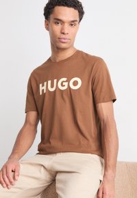 HUGO DULIVIO - Marškinėliai su spaudiniu - medium brown