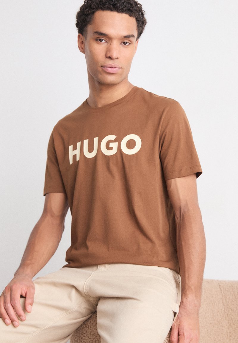HUGO DULIVIO - Marškinėliai su spaudiniu - medium brown