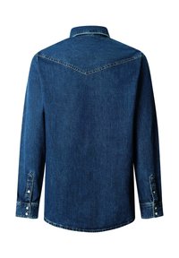 Traper košulja tamnoplave boje, s oštrim ovratnikom, dugim rukavima s manžetama na kopčanje i dizajnom yokea preko leđa.