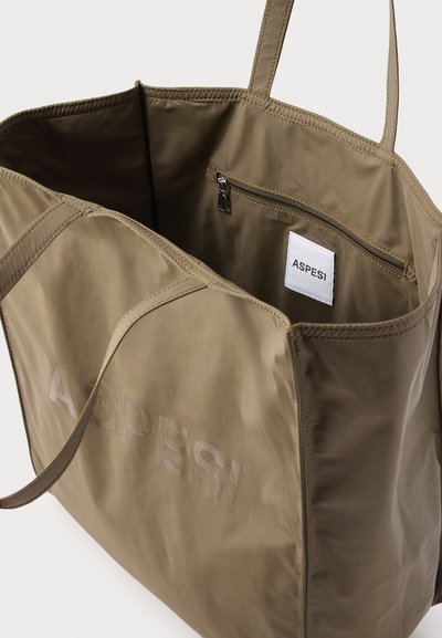 Sac cabas beige avec deux poignées, texte embossé "ASPESI" sur le devant, et poche intérieure zippée avec une étiquette blanche ASPESI.