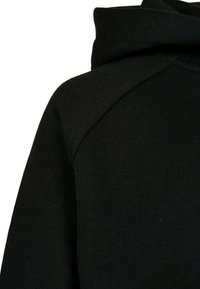 Fekete kapucnis pulóver texturált anyagból, lekerekített nyakkivágással, strapabíró alsó szegéllyel és bordás mandzsettákkal a biztos illeszkedés érdekében.