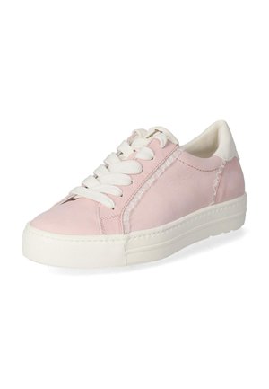 Low-Top-Sneaker in zartem Rosa mit weißen Schnürsenkeln, weißer Gummisohle und weißem Fersenkragen, mit subtiler Nahtführung und Rüschenverzierung.