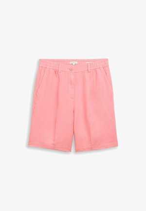 Pinkfarbene knielange Shorts mit elastischem Bund, Gürtelschlaufen, Knopfverschluss vorne und Seitentaschen, flach auf weißem Hintergrund liegend.