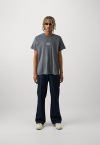 BDG Urban Outfitters POSITIVE ENERGY TEE UNISEX - T-shirt print - charcoal