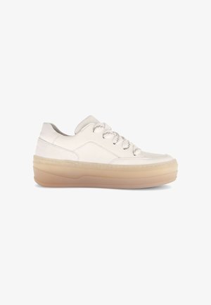 Baskets en cuir blanc avec un bout arrondi, présentant une finition texturée, un système de laçage et une semelle en caoutchouc translucide et flexible.