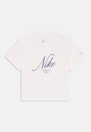 Hvid T-shirt med korte ærmer med ""Nike Athletic Dept."" trykt på fronten i kursiv og blokbogstaver, lille Nike-logo nær kraven.