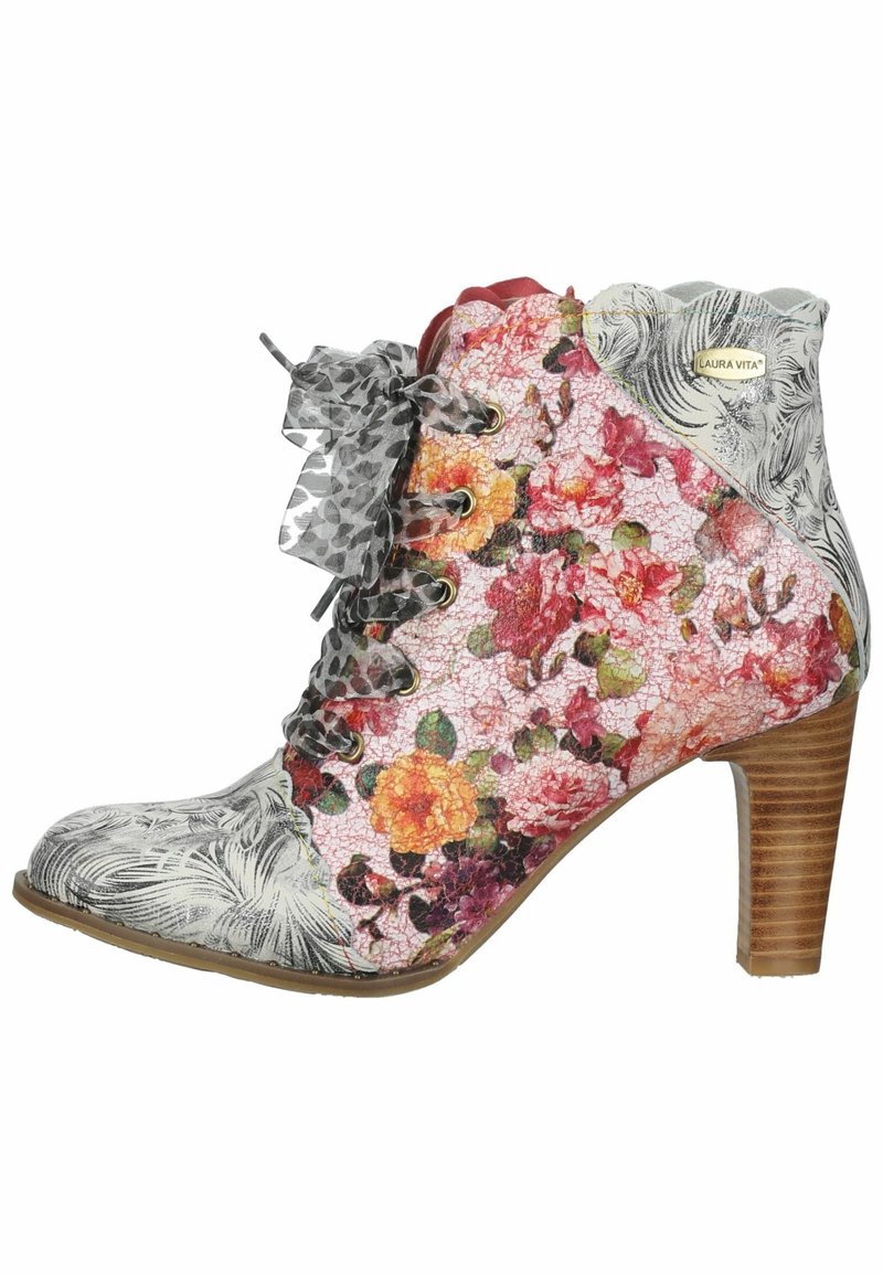 Botín multicolor con patrón floral, superficie texturizada, acentos de encaje gris y un tacón de madera. Presenta una etiqueta con el logo cerca del tobillo.