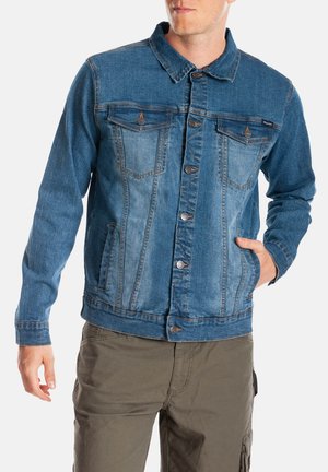 Veste en denim bleu moyen avec un devant à boutons, deux poches poitrine et des poches latérales. Présente un col classique et une finition en tissu texturé.
