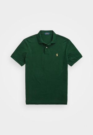 Polo à manches courtes vert foncé avec col, patte à deux boutons et petit logo Ralph Lauren jaune sur le côté gauche de la poitrine.