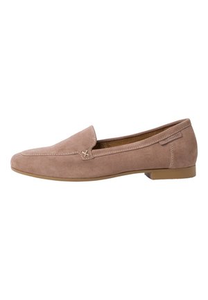 Mocassin en daim marron clair avec petit talon, bout arrondi, détail de couture latérale et design sans lacets.