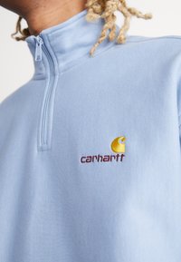 Carhartt WIP HALF ZIP AMERICAN SCRIPT - Sweatshirt - frosted blue