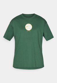 Grøn bomulds T-shirt med rund hals. Har et rundt hvidt og gyldent grafisk logo i midten, mærket "NIKE COURT." Korte ærmer.