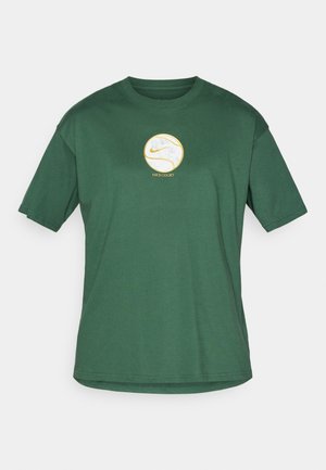 Grøn bomulds T-shirt med rund hals. Har et rundt hvidt og gyldent grafisk logo i midten, mærket "NIKE COURT." Korte ærmer.
