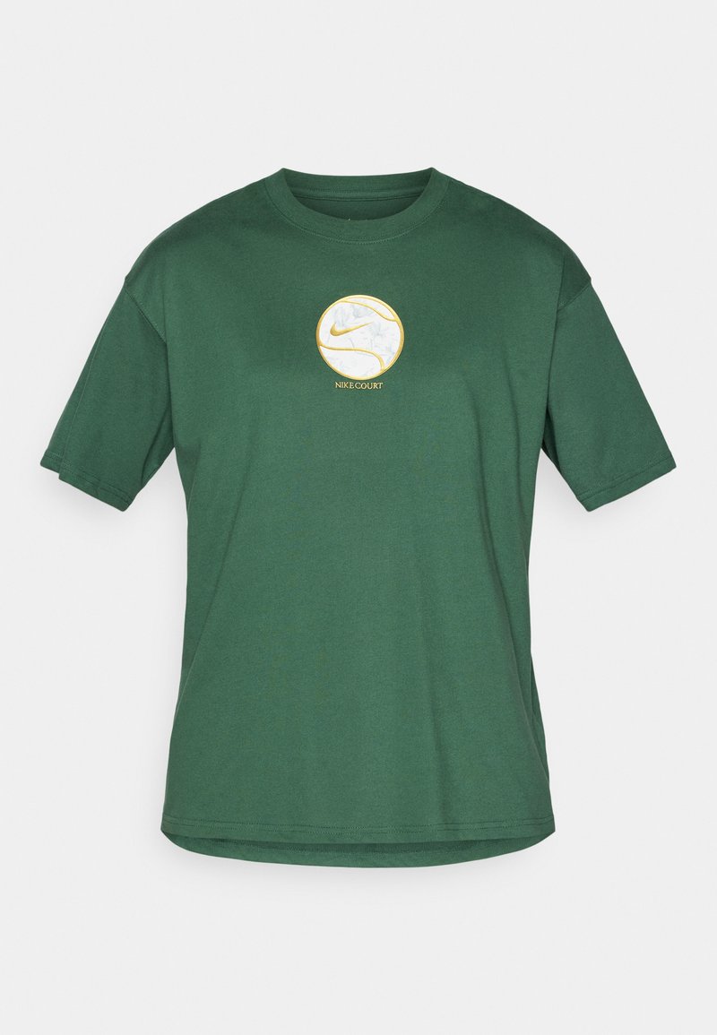 T-shirt in cotone verde con collo rotondo. Presenta un logo grafico rotondo bianco e oro al centro, con la dicitura "NIKE COURT." Maniche corte.