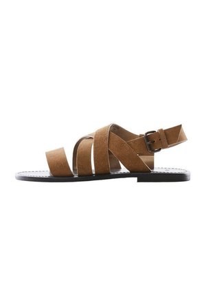 Braune flache Sandale aus Veloursleder mit drei breiten Riemen über den Zehen, einem diagonalen Riemen und einem Knöchelriemen mit Metallschnalle.