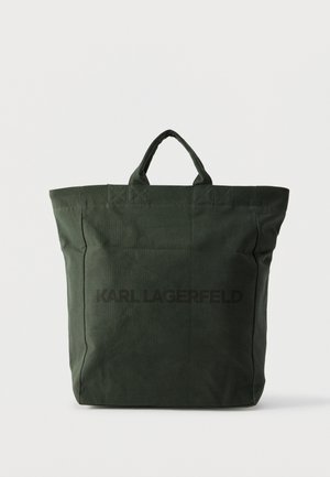 Sac fourre-tout en toile vert foncé avec des poignées courtes et le texte "KARL LAGERFELD" centré sur le devant sur fond blanc.